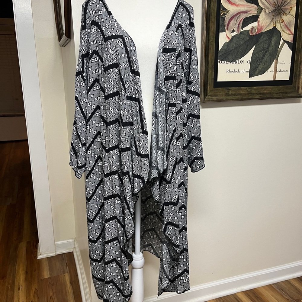 Kimono by Lulumon EUC P2P 27”, 3/4 sleeve 13”, blk & white pattern, Dry Clean